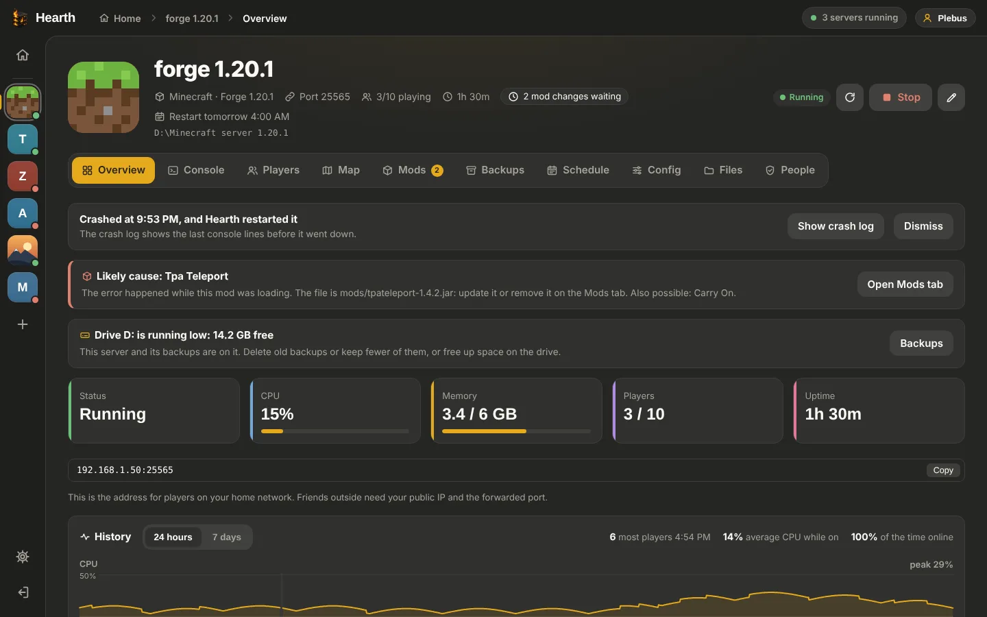 Hearth showing a Minecraft server: status, players, CPU and memory, and a note naming the mod that caused a crash